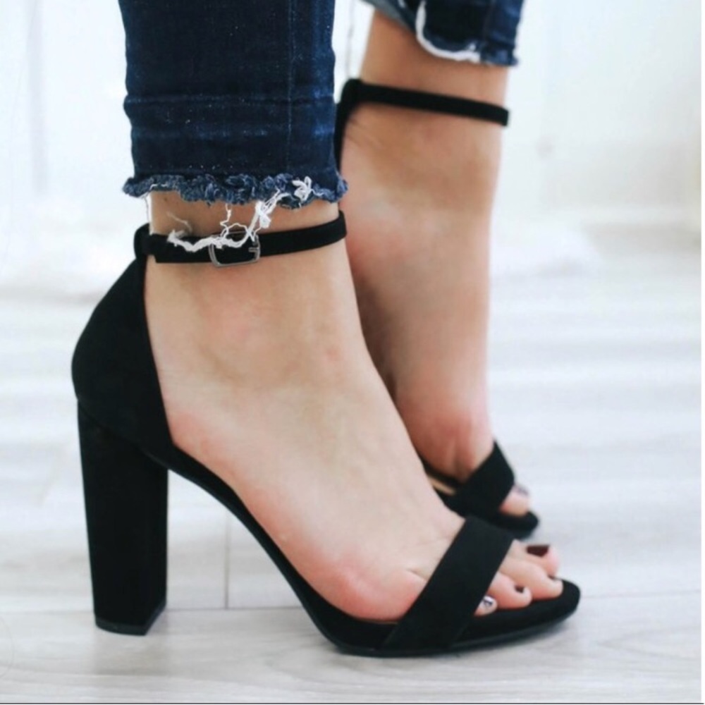 Peeptoe Black sandal